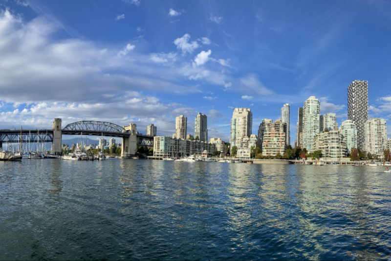 Granville Island mit Blick auf Vancouver Downtown